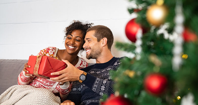Pár si vymieňa darčeky a krátke sviatočné pozdravy