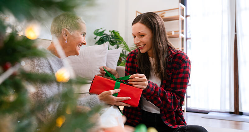 Mama s dcérou si navzájom odovzdávajú pekné priania do nového roka.