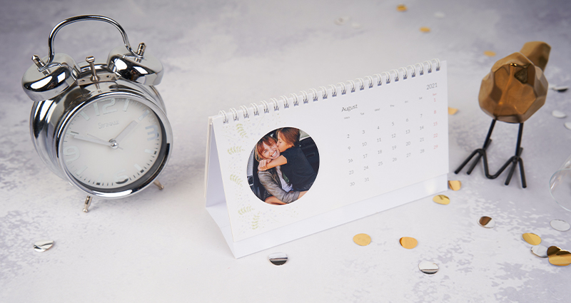 El calendario de escritorio está sobre el escritorio.