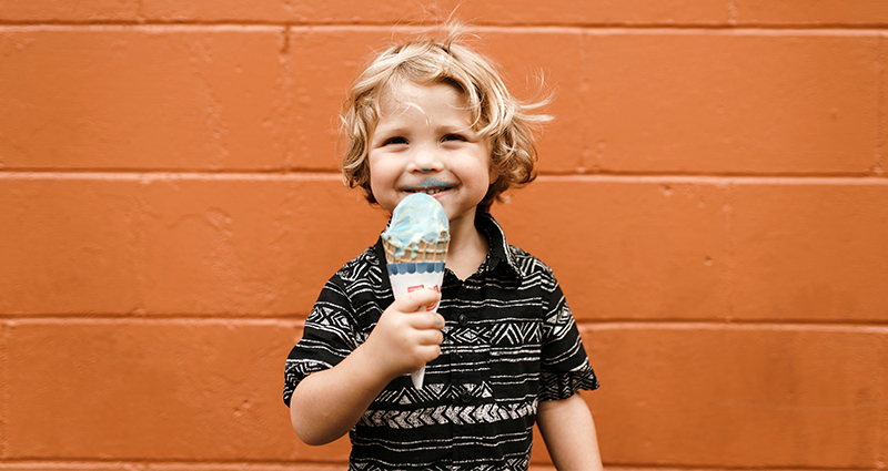 Chlapeček se zmrzlinou v centrální části snímk