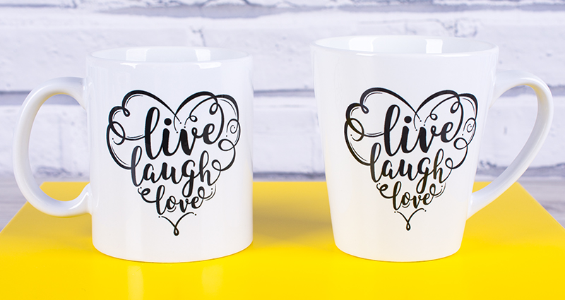 Un mug photio latté et un mug photo classique sur un plateau jaune , modèle: Live Laugh Love.