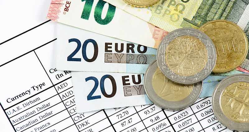 El dinero en EURO y una tabla de cambio de monedas.