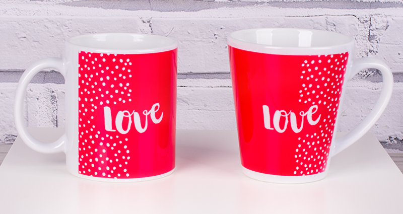 Puodelis latte ir paprastas puodelis ant baltos dežutės, šablonas: Taškinė Meilė.