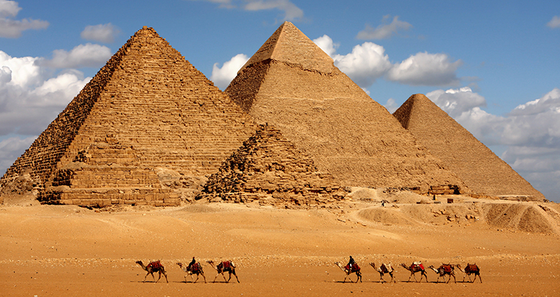Pyramídový komplex v Gíze (pyramídy: Cheopsova, Rachefova a Menkauerova)