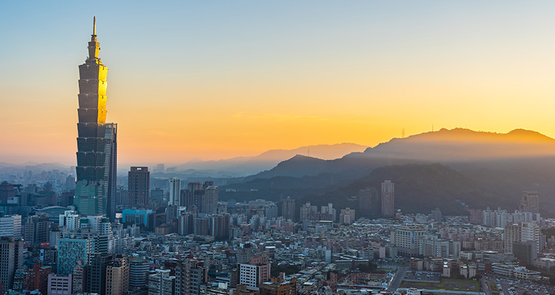 Het panorama van Taipei, de hoofdstad van Taiwan, genomen bij zonsopgang