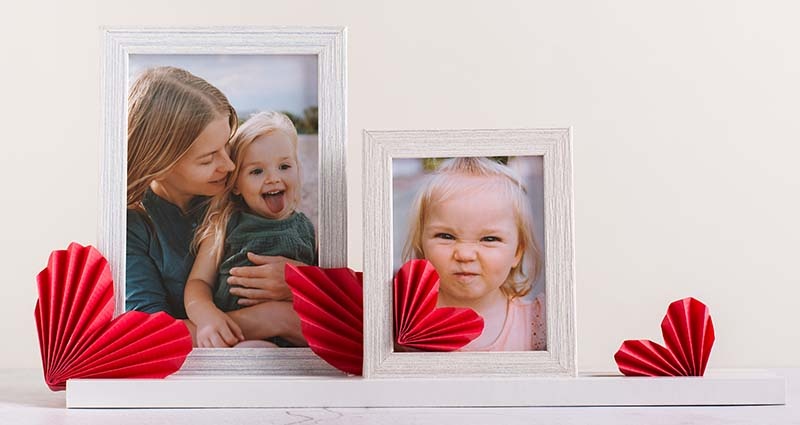 https://www.colorland.com/sites/default/files/styles/optimized/public/article/A%20DIY%20frame%20as%20personalised%20mothers%20day%20gifts.jpg?itok=VmdNFRab
