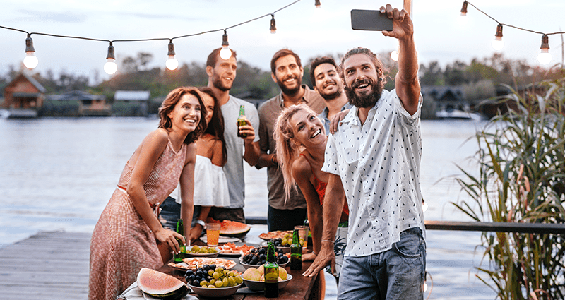 Un groupe qui prenne des selfies en utilisant des conseils de photographie de voyage pour les débutants