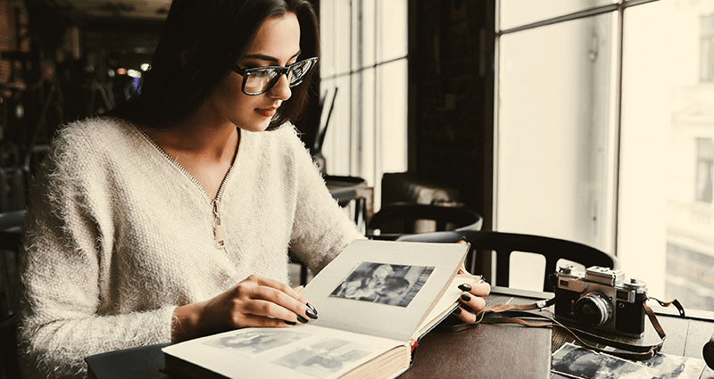 Une femme regarde un livre photo