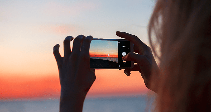 Une femme prenant la photographie de paysage en profitant les conseils de photographie de paysage