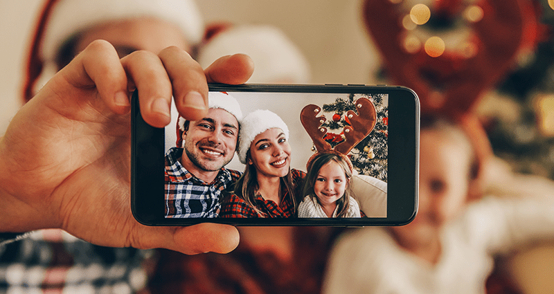 Familie macht lustiges Weihnachtsfoto