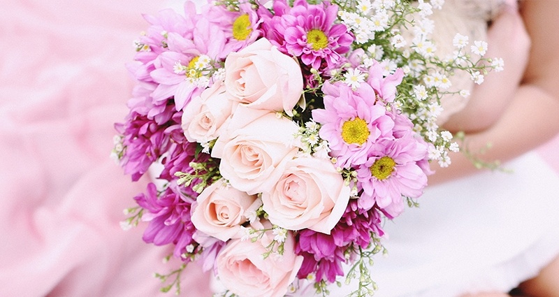 https://www.colorland.com/sites/default/files/styles/optimized/public/article/Girl%20holding%20a%20bouquet%20of%20tulips.jpg?itok=HZQTY58S