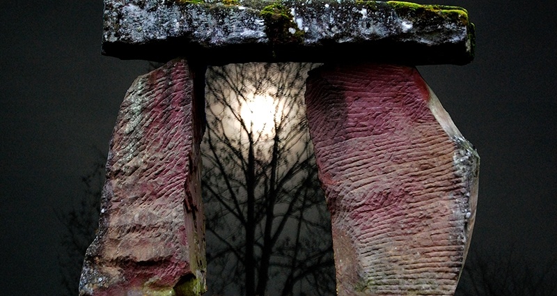 El número Pi de las piedras con un árbol en el fondo.