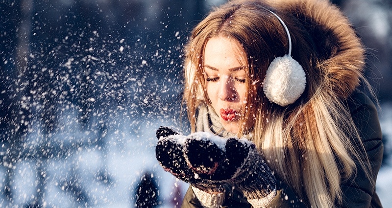 Una donna che soffia la neve