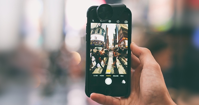 Foto von einer belebten Straße, das mit dem Smartphone mit Fish Eye Kamera-Objektiv gemacht wird